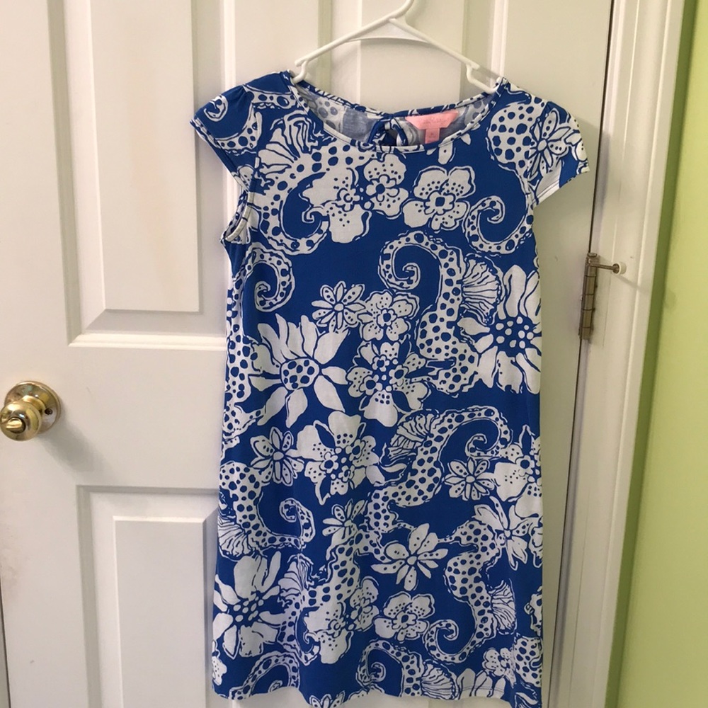 T-Shirt Lilly Pulitzer dress fits like 00